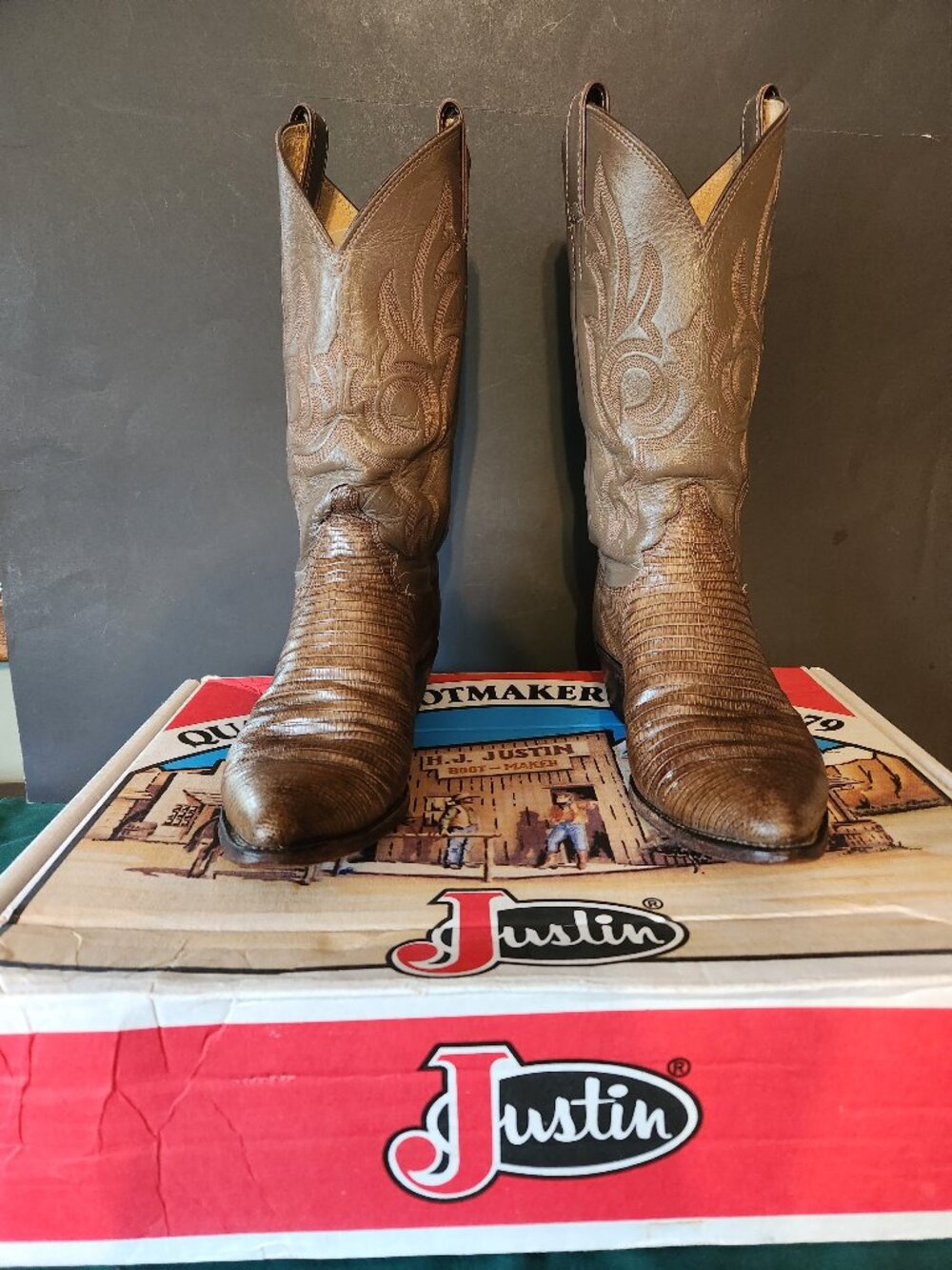 Justin cowboy boots Size 8 1/2B